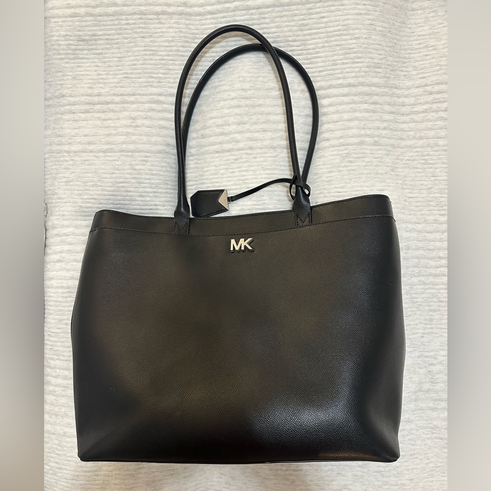 Michael Kors Maddie Large Leather Pocket Tote